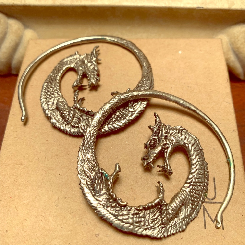 10g White Brass Dragon Hoops🖤 🐉